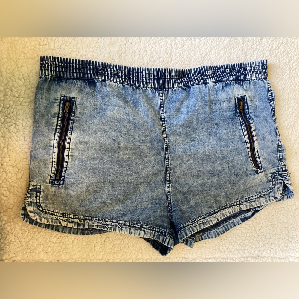 Forever 21 brand, medium, 100% cotton, cute and comfy shorts with zipper…